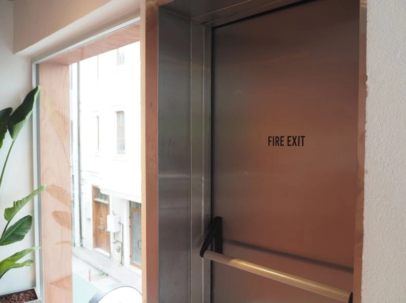 Infographic showing comparison between steel fire doors and wooden fire doors highlighting fire resistance, durability, and applications